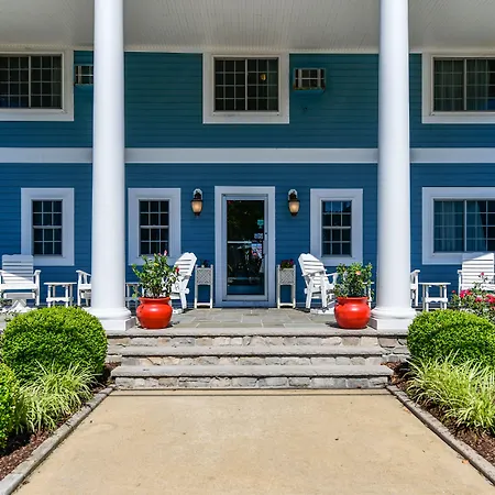 Commander Beach House Hotel