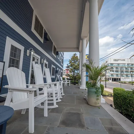 Commander Beach House Hotel